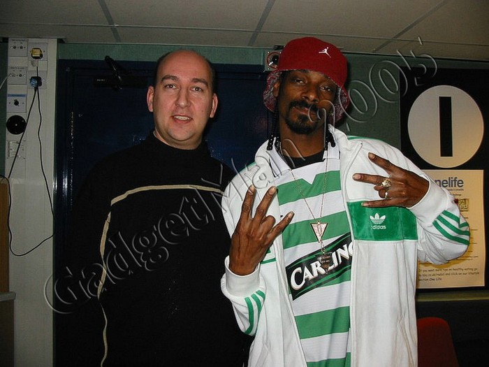 Ca sĩ và nhà sản xuất âm nhạc 41 tuổi này đã là CĐV của Celtic từ khi người ta chụp được bức ảnh ông mặc chiếc áo của The Firm. Snoop Dogg thậm chí còn tham gia rất sâu vào thể thao khi đã có bằng huấn luyện viên môn bóng bầu dục và đang là HLV trưởng của một đội bóng bầu dục trung học.